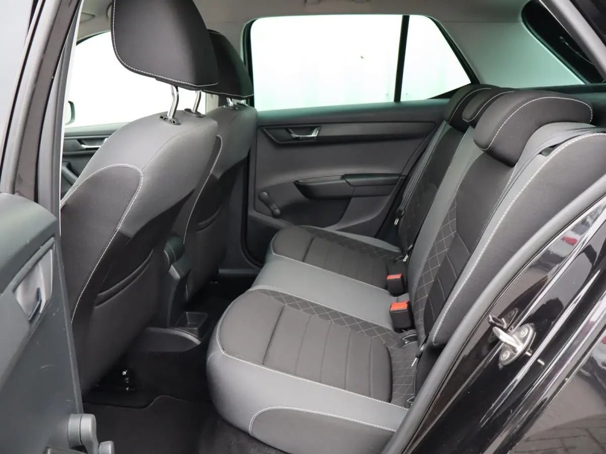 1.0 TSI 95pk Ambition | Parkeersensoren | Apple Carplay / Android Auto | DAB Radio | Airco