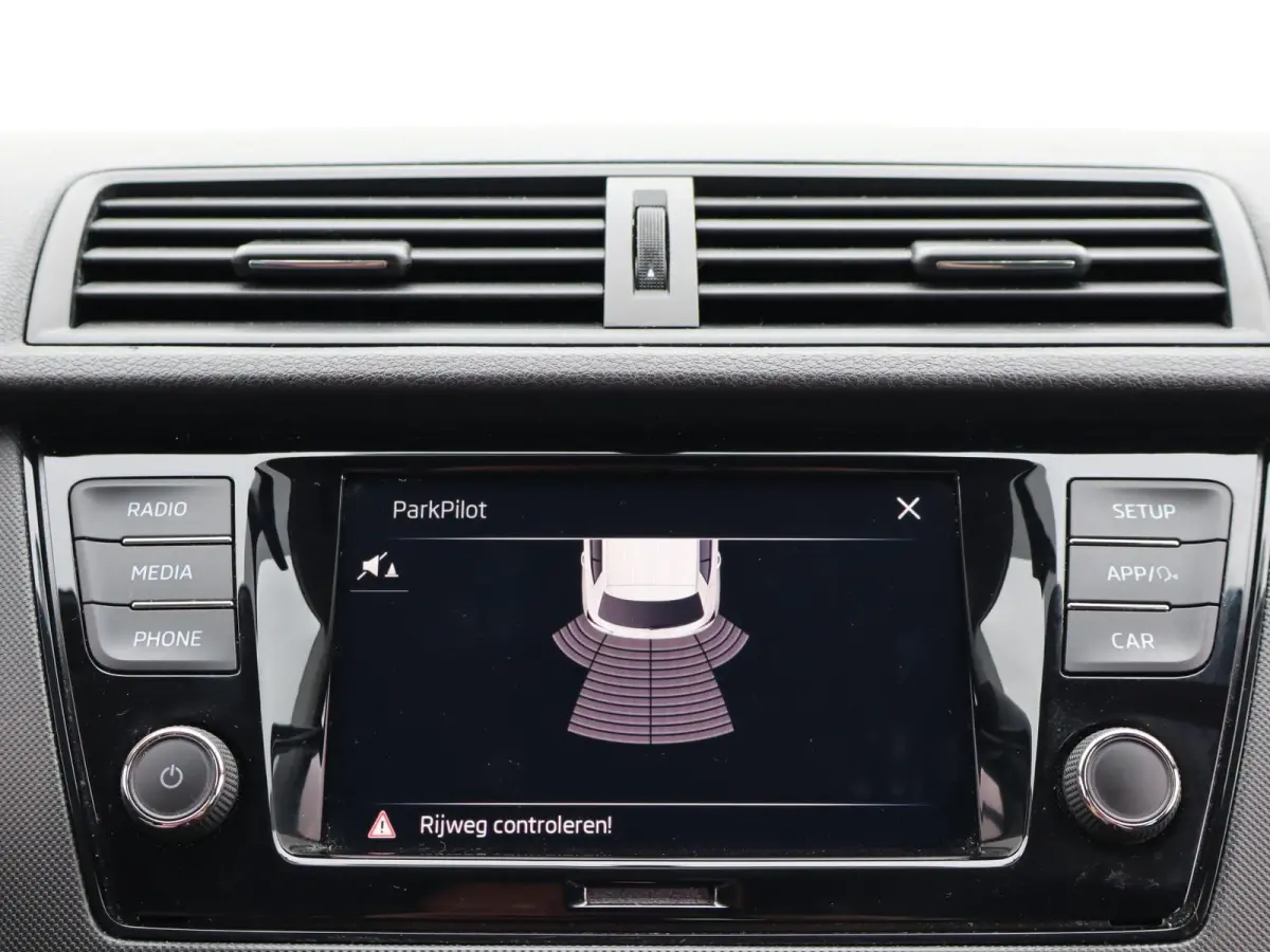 1.0 TSI 95pk Ambition | Parkeersensoren | Apple Carplay / Android Auto | DAB Radio | Airco