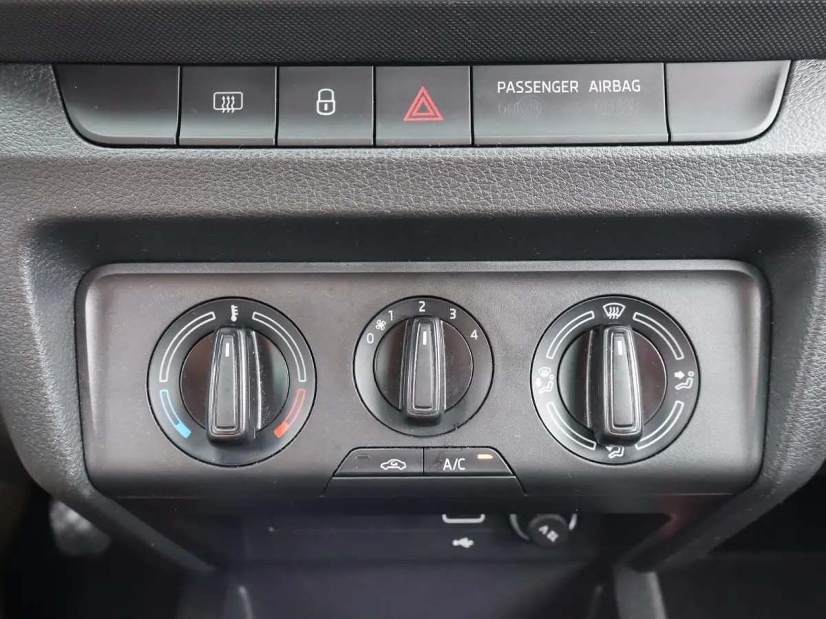1.0 TSI 95pk Ambition | Parkeersensoren | Apple Carplay / Android Auto | DAB Radio | Airco