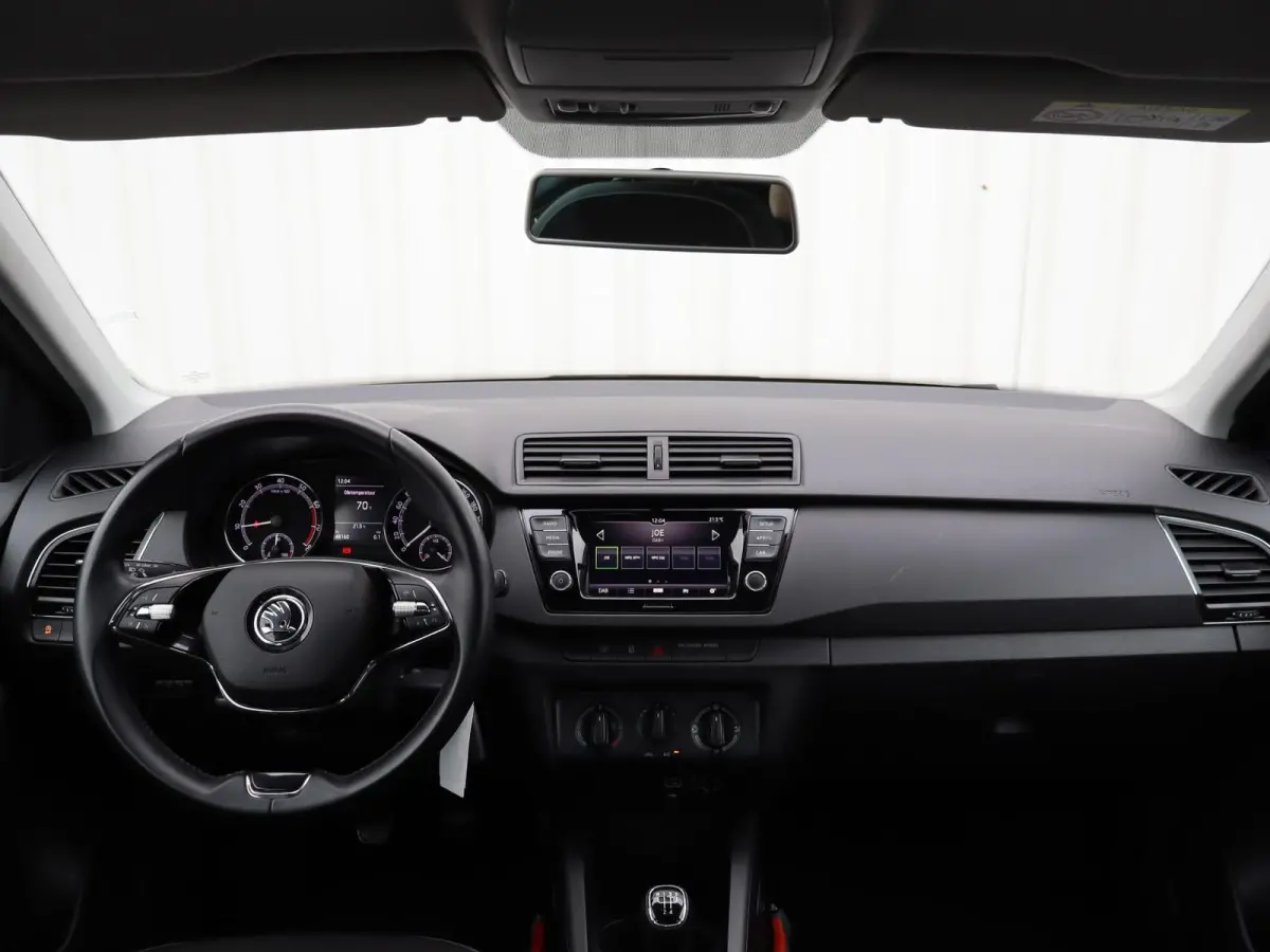 1.0 TSI 95pk Ambition | Parkeersensoren | Apple Carplay / Android Auto | DAB Radio | Airco