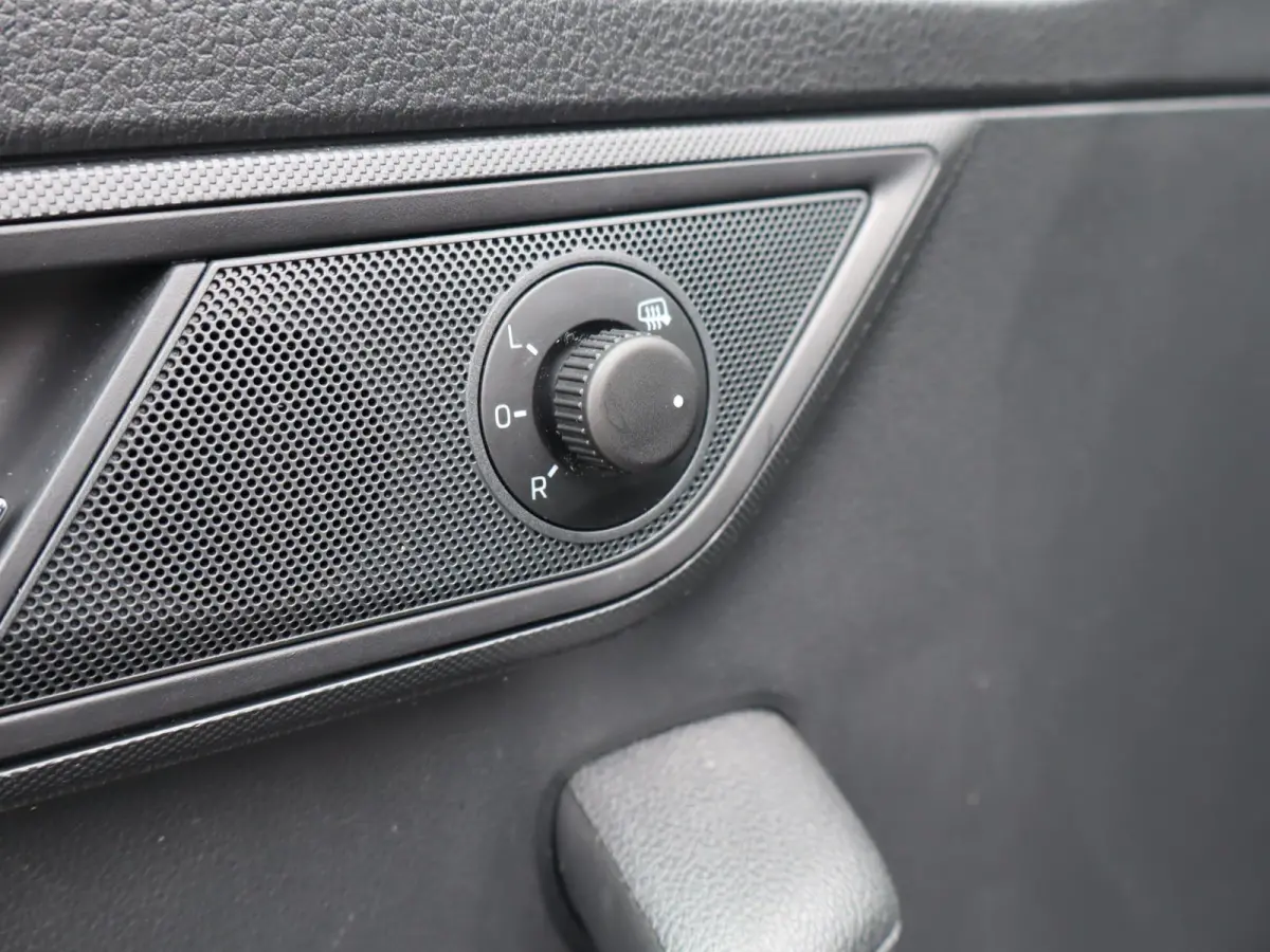 1.0 TSI 95pk Ambition | Parkeersensoren | Apple Carplay / Android Auto | DAB Radio | Airco