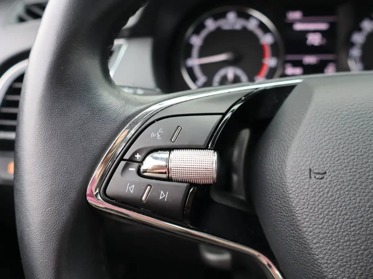1.0 TSI 95pk Ambition | Parkeersensoren | Apple Carplay / Android Auto | DAB Radio | Airco