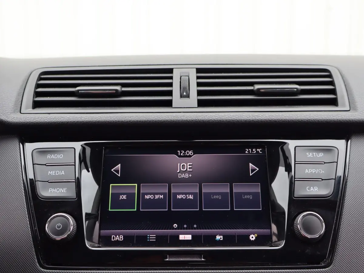 1.0 TSI 95pk Ambition | Parkeersensoren | Apple Carplay / Android Auto | DAB Radio | Airco
