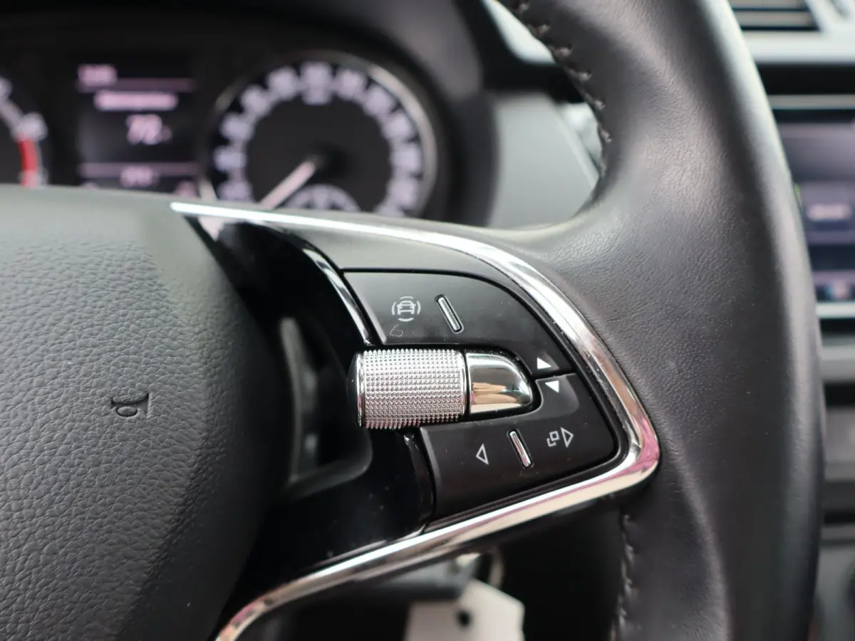 1.0 TSI 95pk Ambition | Parkeersensoren | Apple Carplay / Android Auto | DAB Radio | Airco