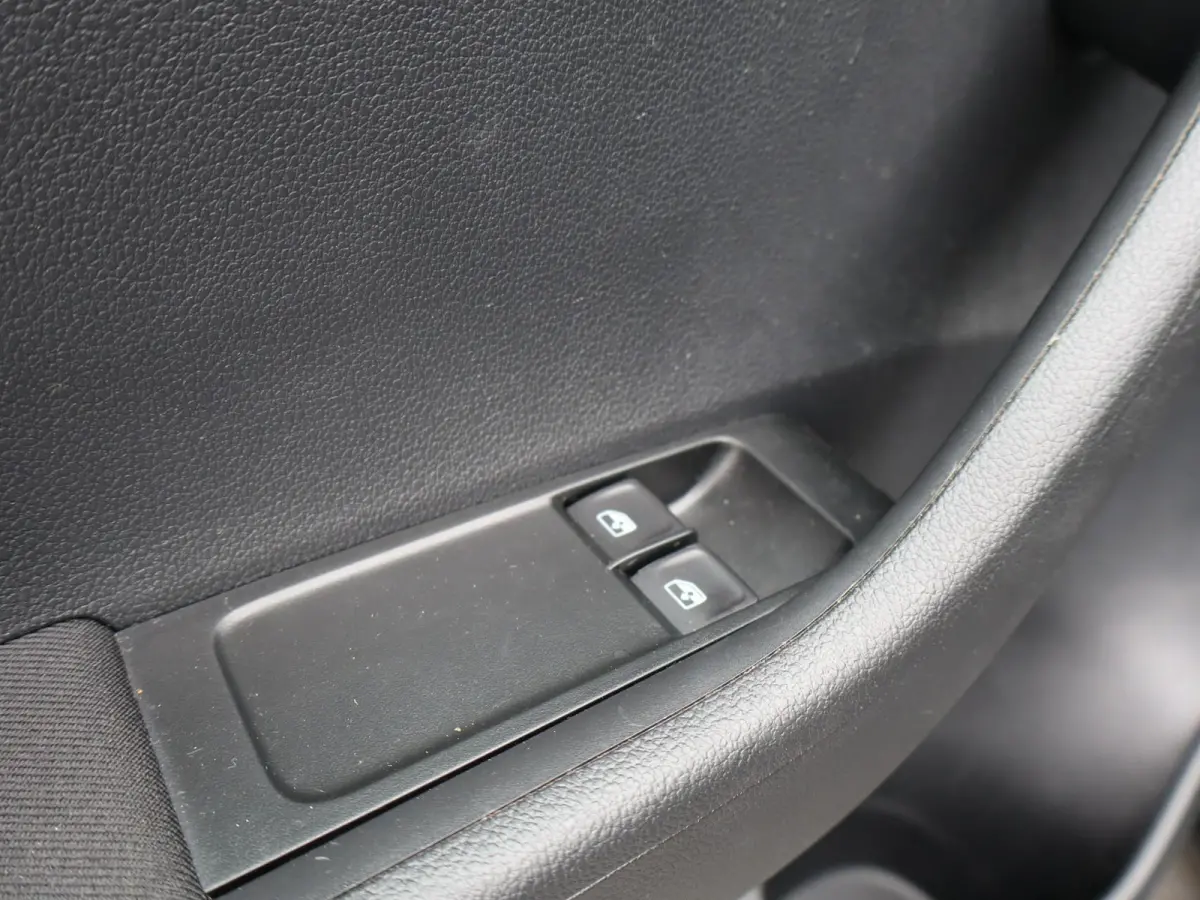 1.0 TSI 95pk Ambition | Parkeersensoren | Apple Carplay / Android Auto | DAB Radio | Airco