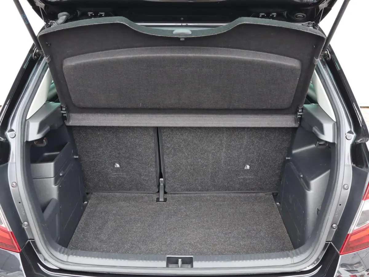 1.0 TSI 95pk Ambition | Parkeersensoren | Apple Carplay / Android Auto | DAB Radio | Airco