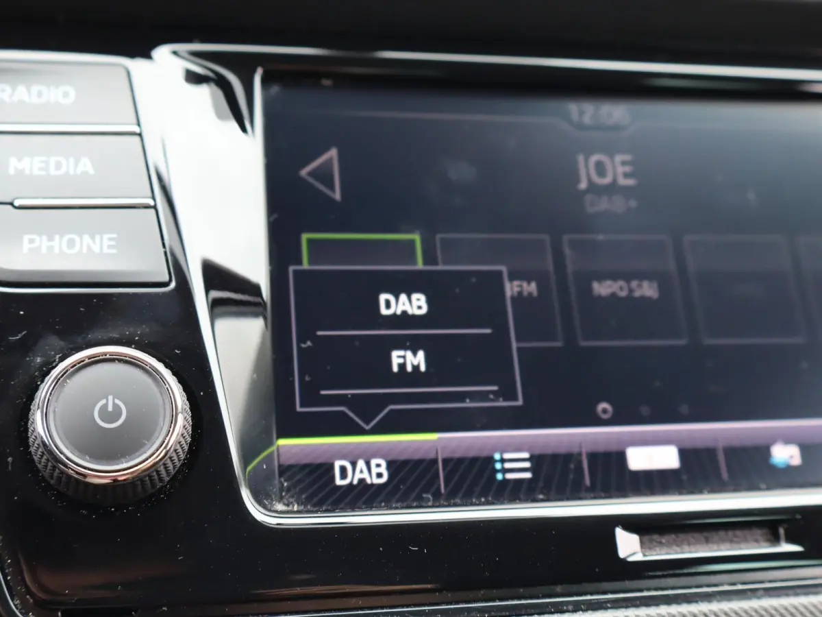 1.0 TSI 95pk Ambition | Parkeersensoren | Apple Carplay / Android Auto | DAB Radio | Airco
