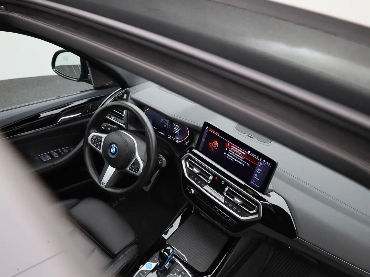 M-Sport 80 kWh | PANORAMADAK | 360 CAMERA | HARMAN KARDON | MEMORY | ELEKTRISCHE KOFFERKLEP | STOELVERWARMING | APPLE CARPLAY - ANDROID AUTO | LEDEREN STOELEN |