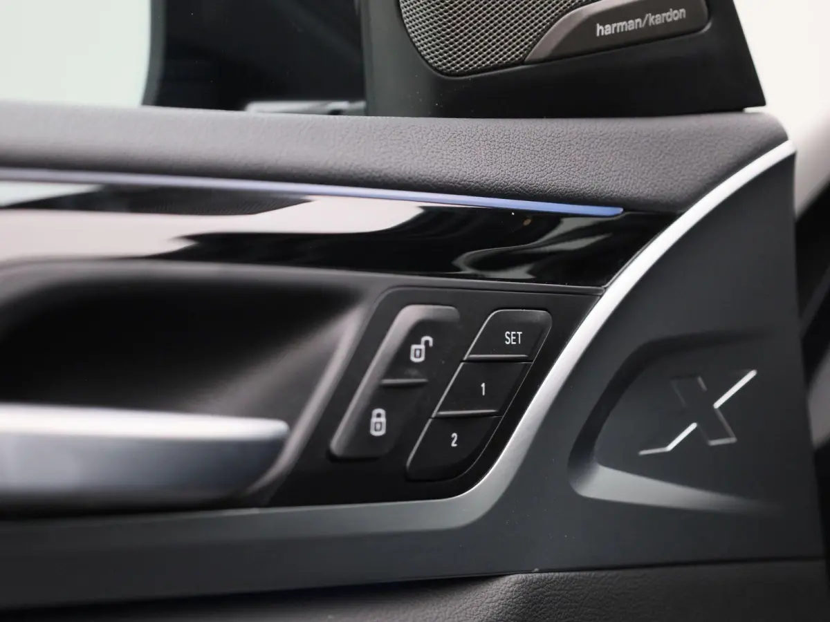 M-Sport 80 kWh | PANORAMADAK | 360 CAMERA | HARMAN KARDON | MEMORY | ELEKTRISCHE KOFFERKLEP | STOELVERWARMING | APPLE CARPLAY - ANDROID AUTO | LEDEREN STOELEN |