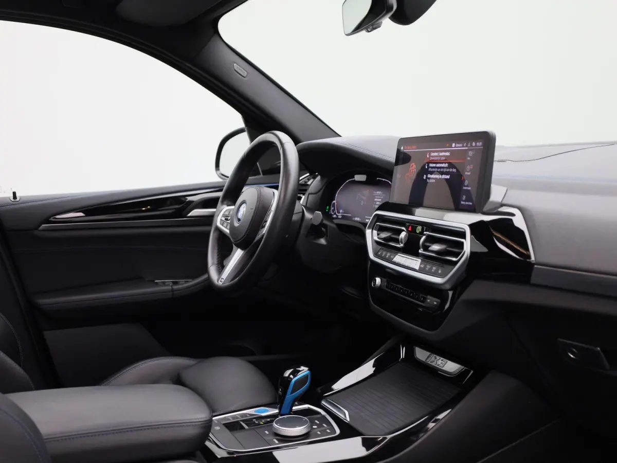 M-Sport 80 kWh | PANORAMADAK | 360 CAMERA | HARMAN KARDON | MEMORY | ELEKTRISCHE KOFFERKLEP | STOELVERWARMING | APPLE CARPLAY - ANDROID AUTO | LEDEREN STOELEN |