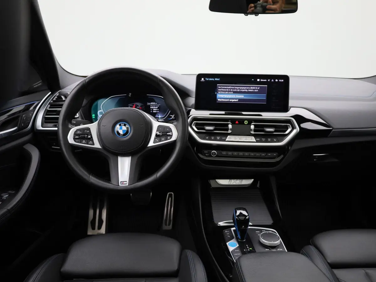 M-Sport 80 kWh | PANORAMADAK | 360 CAMERA | HARMAN KARDON | MEMORY | ELEKTRISCHE KOFFERKLEP | STOELVERWARMING | APPLE CARPLAY - ANDROID AUTO | LEDEREN STOELEN |