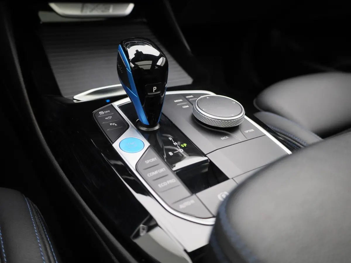 M-Sport 80 kWh | PANORAMADAK | 360 CAMERA | HARMAN KARDON | MEMORY | ELEKTRISCHE KOFFERKLEP | STOELVERWARMING | APPLE CARPLAY - ANDROID AUTO | LEDEREN STOELEN |