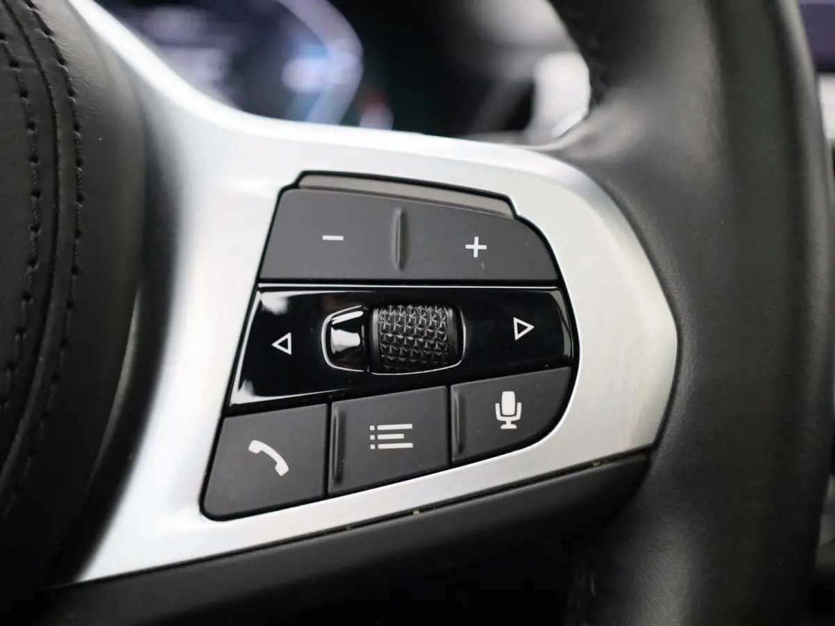 M-Sport 80 kWh | PANORAMADAK | 360 CAMERA | HARMAN KARDON | MEMORY | ELEKTRISCHE KOFFERKLEP | STOELVERWARMING | APPLE CARPLAY - ANDROID AUTO | LEDEREN STOELEN |