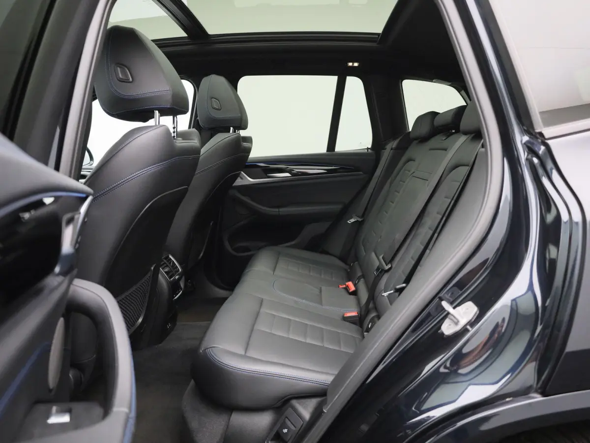 M-Sport 80 kWh | PANORAMADAK | 360 CAMERA | HARMAN KARDON | MEMORY | ELEKTRISCHE KOFFERKLEP | STOELVERWARMING | APPLE CARPLAY - ANDROID AUTO | LEDEREN STOELEN |