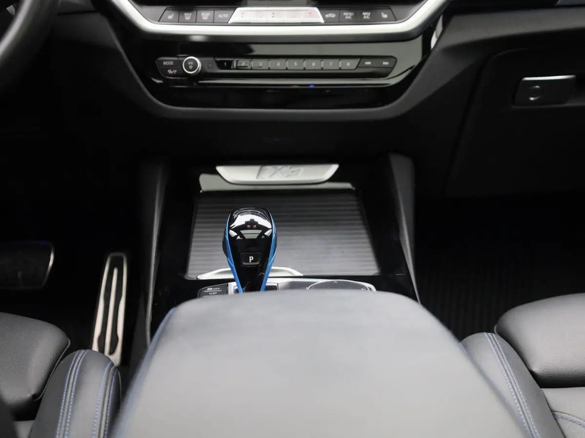 M-Sport 80 kWh | PANORAMADAK | 360 CAMERA | HARMAN KARDON | MEMORY | ELEKTRISCHE KOFFERKLEP | STOELVERWARMING | APPLE CARPLAY - ANDROID AUTO | LEDEREN STOELEN |