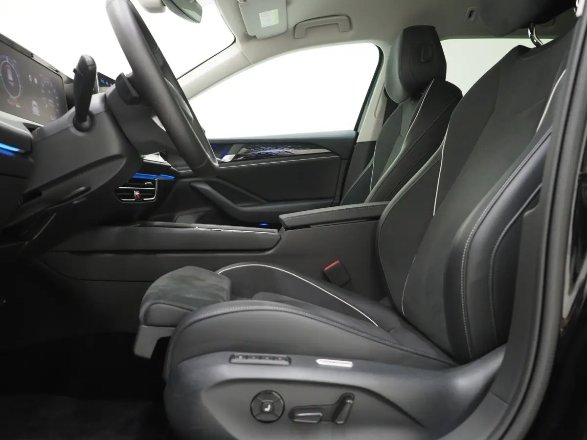 1.5 eHybrid 204PK | Leder/Alcantara | Massage | Stoelkoeling | Trekhaak | HUD | 360 | Keyless