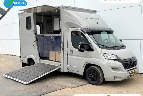 2.2 130PK Paardenwagen Horsetrailer Pferdewagen Gietvloer WTV-opbouw Interieur- en achteruitcamera Trekhaak Leer Climate control
