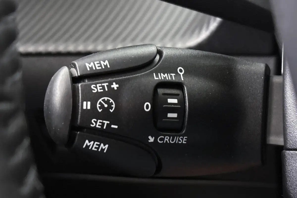 1.2 Hybrid 100 e-DCS6 Allure Apple CarPlay Climate Control