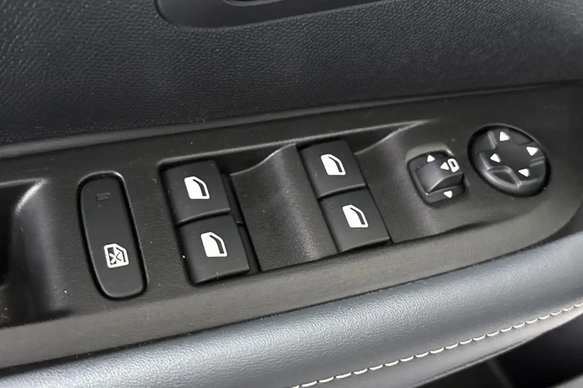 1.2 Hybrid 100 e-DCS6 Allure Apple CarPlay Climate Control