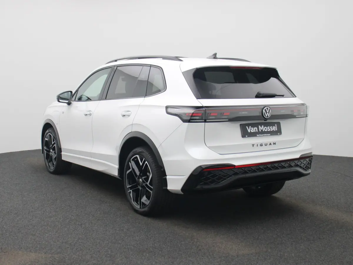 1.5 eHybrid R-Line Edition 272 PK | SoH 100% | Automaat | Navigatie | Panoramadak | Harman Kardon | Inklapbare trekhaak | Head-up display | 360 Camera | Stoelmassage | Stoelventilatie voor |
