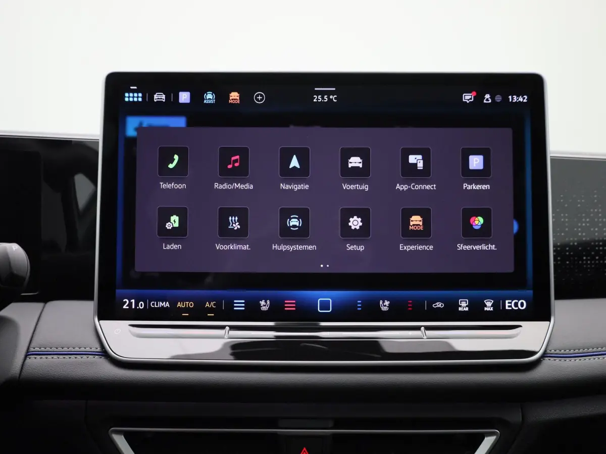 1.5 eHybrid R-Line Edition 272 PK | SoH 100% | Automaat | Navigatie | Panoramadak | Harman Kardon | Inklapbare trekhaak | Head-up display | 360 Camera | Stoelmassage | Stoelventilatie voor |