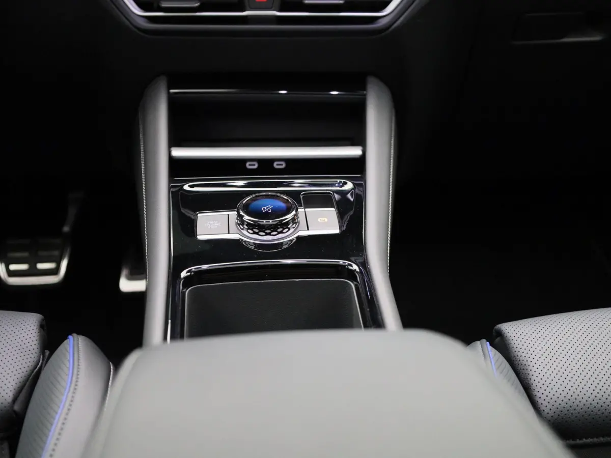 1.5 eHybrid R-Line Edition 272 PK | SoH 100% | Automaat | Navigatie | Panoramadak | Harman Kardon | Inklapbare trekhaak | Head-up display | 360 Camera | Stoelmassage | Stoelventilatie voor |