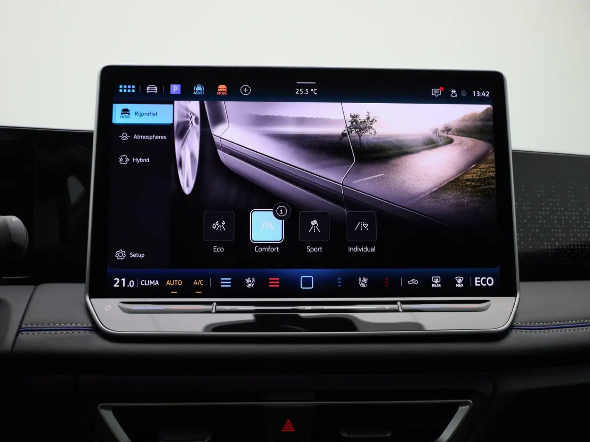 1.5 eHybrid R-Line Edition 272 PK | SoH 100% | Automaat | Navigatie | Panoramadak | Harman Kardon | Inklapbare trekhaak | Head-up display | 360 Camera | Stoelmassage | Stoelventilatie voor |