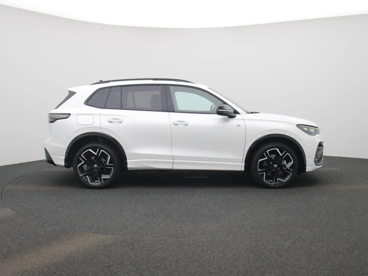1.5 eHybrid R-Line Edition 272 PK | SoH 100% | Automaat | Navigatie | Panoramadak | Harman Kardon | Inklapbare trekhaak | Head-up display | 360 Camera | Stoelmassage | Stoelventilatie voor |