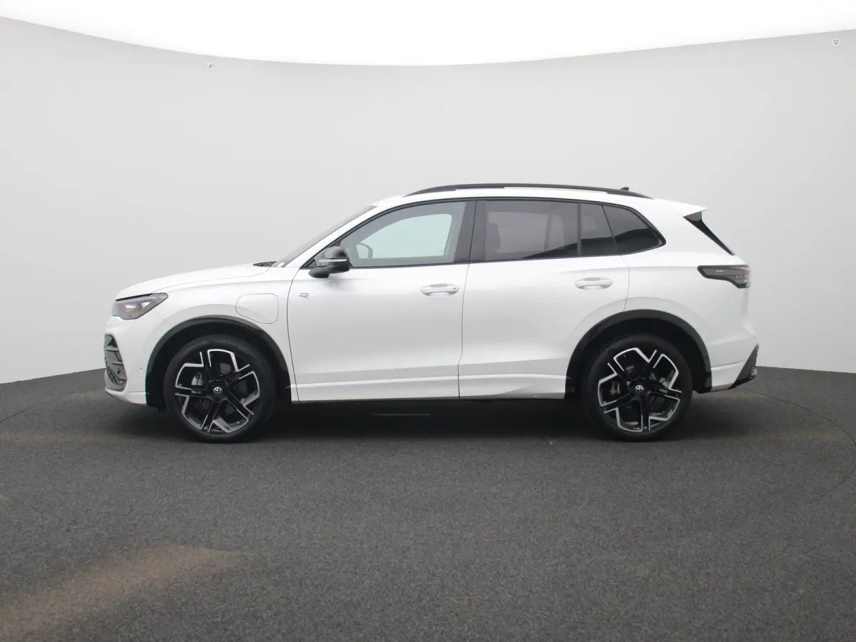 1.5 eHybrid R-Line Edition 272 PK | SoH 100% | Automaat | Navigatie | Panoramadak | Harman Kardon | Inklapbare trekhaak | Head-up display | 360 Camera | Stoelmassage | Stoelventilatie voor |