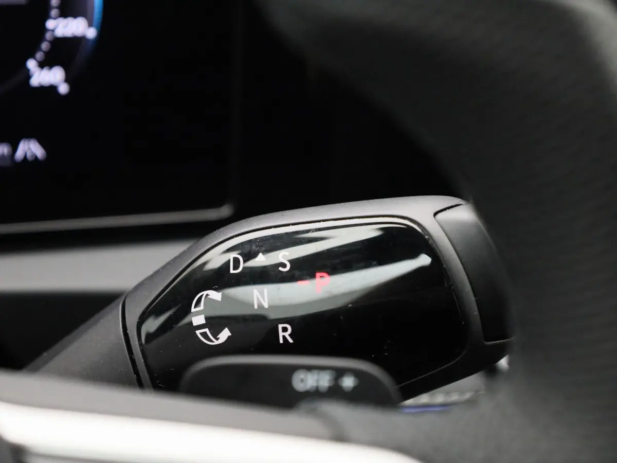 1.5 eHybrid R-Line Edition 272 PK | SoH 100% | Automaat | Navigatie | Panoramadak | Harman Kardon | Inklapbare trekhaak | Head-up display | 360 Camera | Stoelmassage | Stoelventilatie voor |