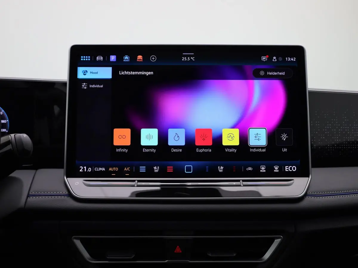 1.5 eHybrid R-Line Edition 272 PK | SoH 100% | Automaat | Navigatie | Panoramadak | Harman Kardon | Inklapbare trekhaak | Head-up display | 360 Camera | Stoelmassage | Stoelventilatie voor |