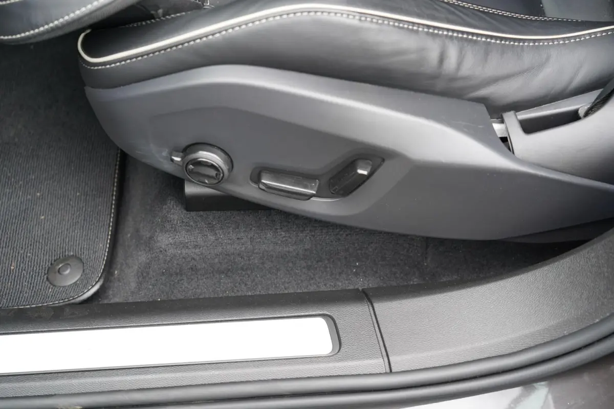 T6 Plug-in hybrid AWD Plus Dark Long Range SOH 100% | Bowers & Wilkins | Dealer onderhouden | 21 inch | Schuif/kanteldak | Adaptieve cruise control | Trekhaak | Stoelverwarming |