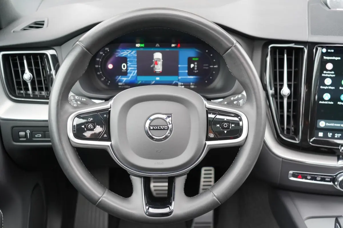 T6 Plug-in hybrid AWD Plus Dark Long Range SOH 100% | Bowers & Wilkins | Dealer onderhouden | 21 inch | Schuif/kanteldak | Adaptieve cruise control | Trekhaak | Stoelverwarming |