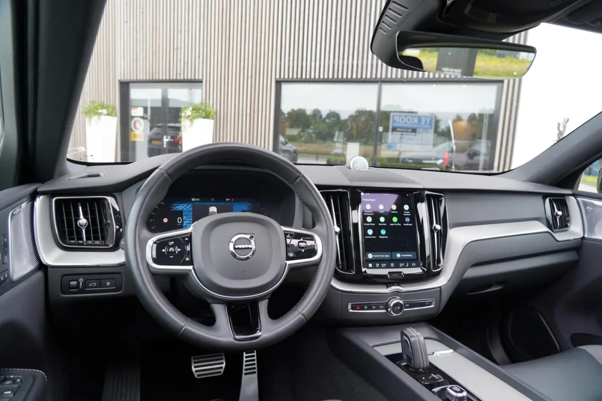 T6 Plug-in hybrid AWD Plus Dark Long Range SOH 100% | Bowers & Wilkins | Dealer onderhouden | 21 inch | Schuif/kanteldak | Adaptieve cruise control | Trekhaak | Stoelverwarming |