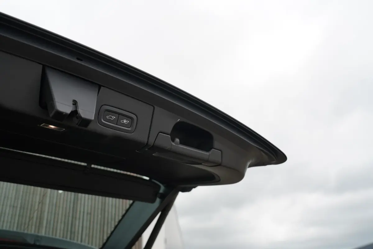 T6 Plug-in hybrid AWD Plus Dark Long Range SOH 100% | Bowers & Wilkins | Dealer onderhouden | 21 inch | Schuif/kanteldak | Adaptieve cruise control | Trekhaak | Stoelverwarming |