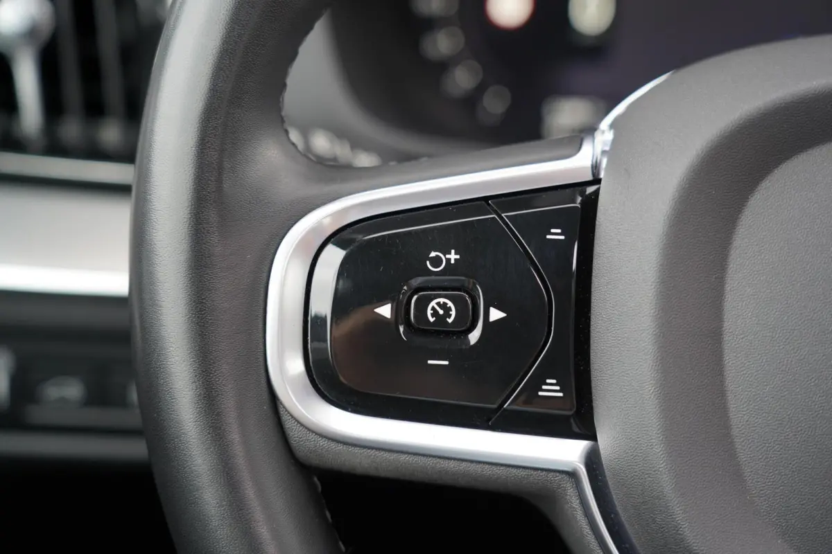 T6 Plug-in hybrid AWD Plus Dark Long Range SOH 100% | Bowers & Wilkins | Dealer onderhouden | 21 inch | Schuif/kanteldak | Adaptieve cruise control | Trekhaak | Stoelverwarming |