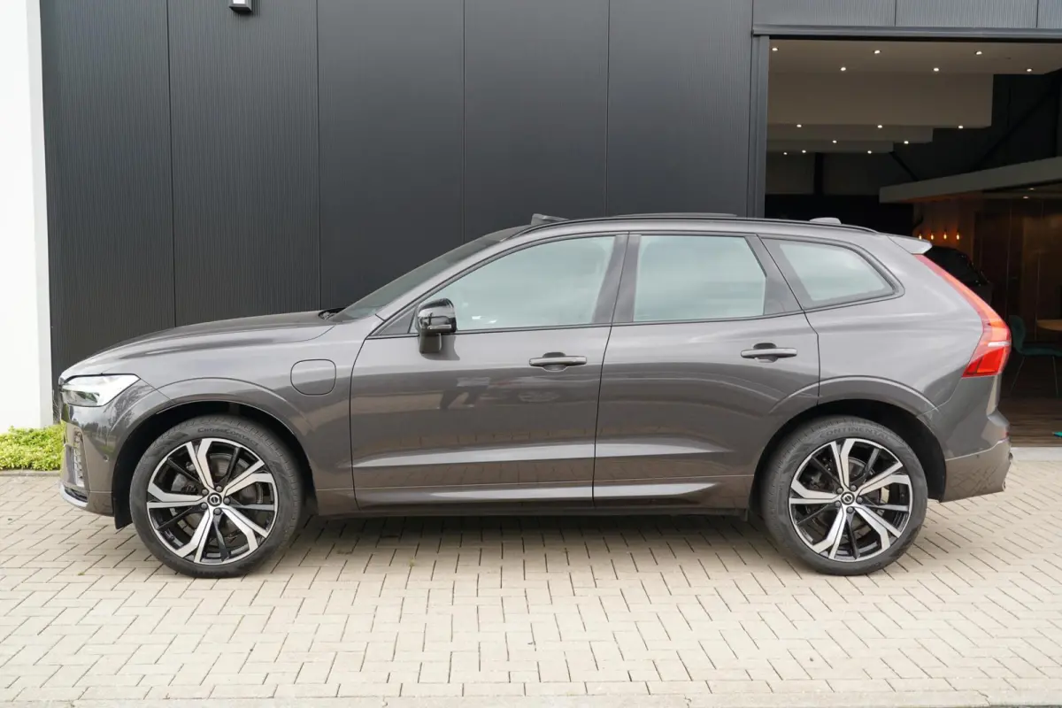 T6 Plug-in hybrid AWD Plus Dark Long Range SOH 100% | Bowers & Wilkins | Dealer onderhouden | 21 inch | Schuif/kanteldak | Adaptieve cruise control | Trekhaak | Stoelverwarming |