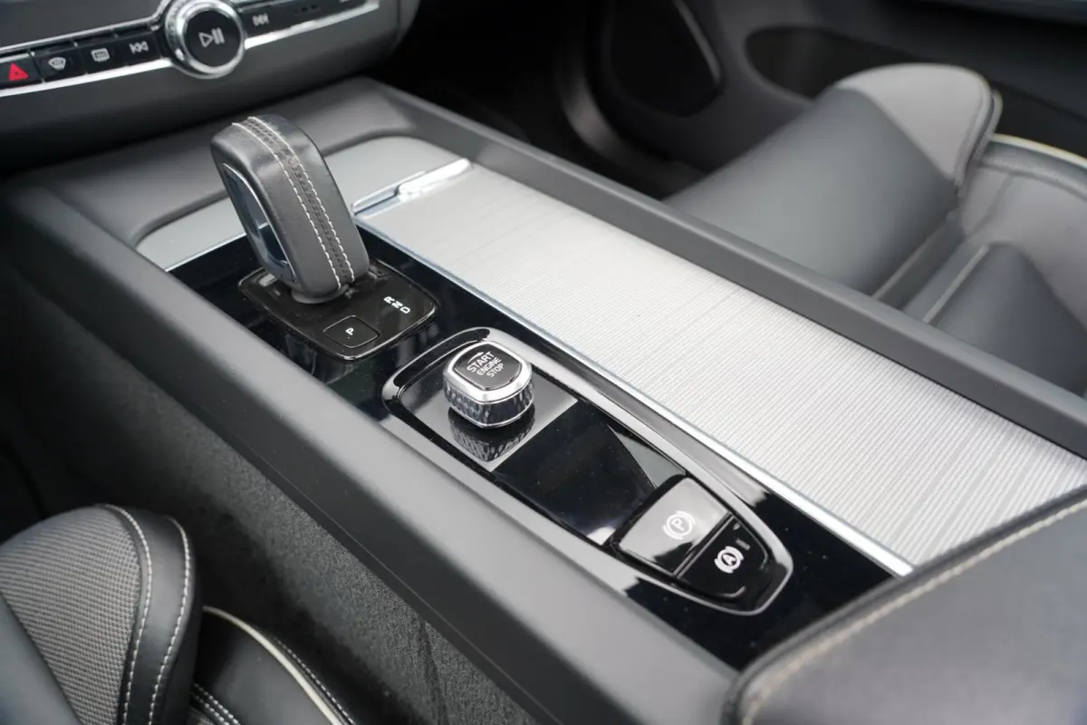 T6 Plug-in hybrid AWD Plus Dark Long Range SOH 100% | Bowers & Wilkins | Dealer onderhouden | 21 inch | Schuif/kanteldak | Adaptieve cruise control | Trekhaak | Stoelverwarming |