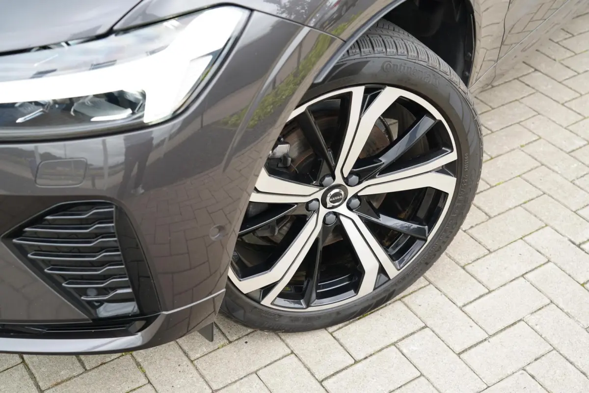 T6 Plug-in hybrid AWD Plus Dark Long Range SOH 100% | Bowers & Wilkins | Dealer onderhouden | 21 inch | Schuif/kanteldak | Adaptieve cruise control | Trekhaak | Stoelverwarming |
