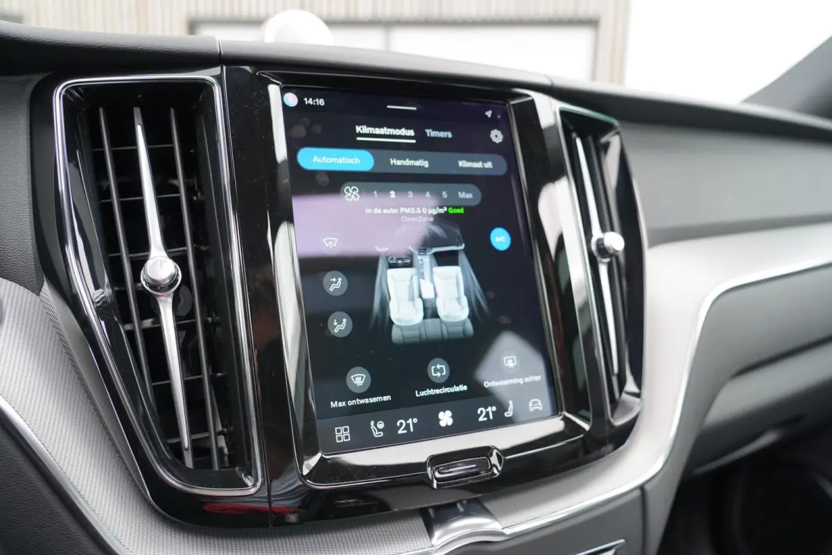 T6 Plug-in hybrid AWD Plus Dark Long Range SOH 100% | Bowers & Wilkins | Dealer onderhouden | 21 inch | Schuif/kanteldak | Adaptieve cruise control | Trekhaak | Stoelverwarming |