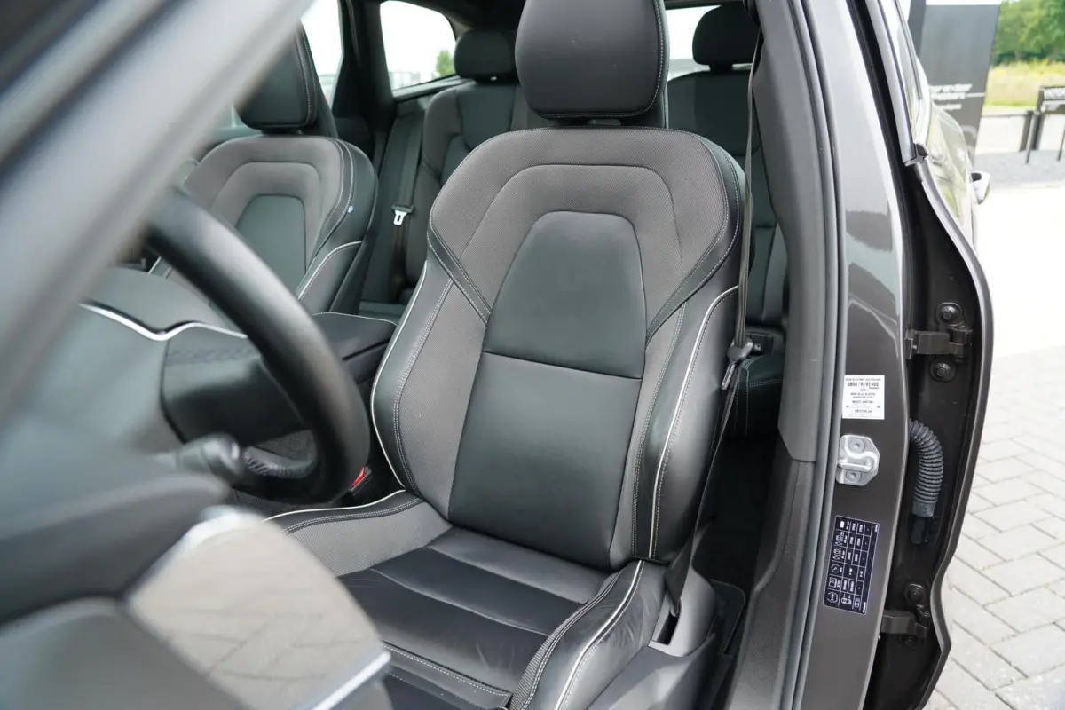 T6 Plug-in hybrid AWD Plus Dark Long Range SOH 100% | Bowers & Wilkins | Dealer onderhouden | 21 inch | Schuif/kanteldak | Adaptieve cruise control | Trekhaak | Stoelverwarming |