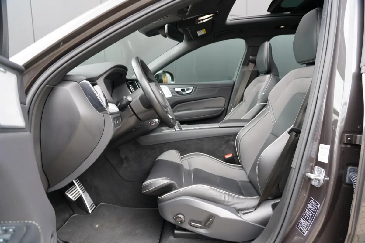 T6 Plug-in hybrid AWD Plus Dark Long Range SOH 100% | Bowers & Wilkins | Dealer onderhouden | 21 inch | Schuif/kanteldak | Adaptieve cruise control | Trekhaak | Stoelverwarming |
