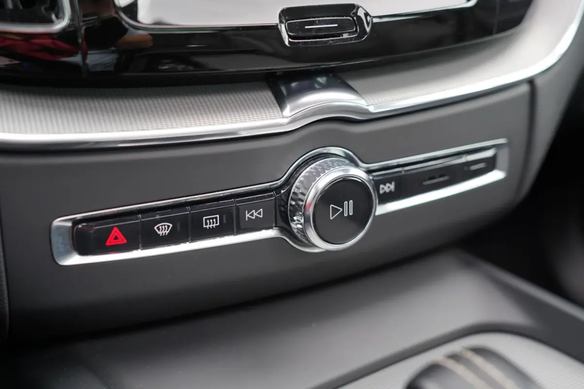 T6 Plug-in hybrid AWD Plus Dark Long Range SOH 100% | Bowers & Wilkins | Dealer onderhouden | 21 inch | Schuif/kanteldak | Adaptieve cruise control | Trekhaak | Stoelverwarming |
