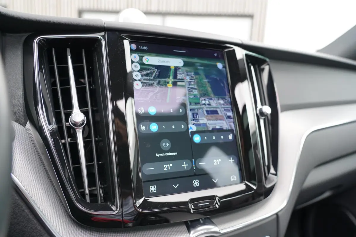 T6 Plug-in hybrid AWD Plus Dark Long Range SOH 100% | Bowers & Wilkins | Dealer onderhouden | 21 inch | Schuif/kanteldak | Adaptieve cruise control | Trekhaak | Stoelverwarming |
