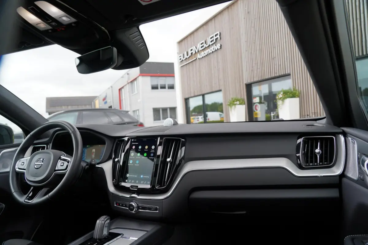 T6 Plug-in hybrid AWD Plus Dark Long Range SOH 100% | Bowers & Wilkins | Dealer onderhouden | 21 inch | Schuif/kanteldak | Adaptieve cruise control | Trekhaak | Stoelverwarming |