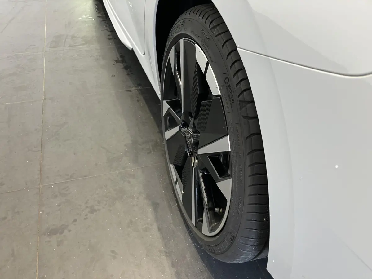1.2 Hybrid 145 e-DCS6 GT | Apple Carplay & Android Auto | Stoelverwarming en Massage | 360 Camera | DEMO AUTO NEEM CONTACT OP VOOR INFO |