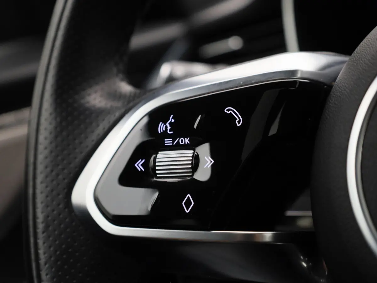 2.0 P400e PHEV SE | Automaat | Apple Carplay / Android Auto | Panoramadak | Parkeersensoren | Stuurverwarming |