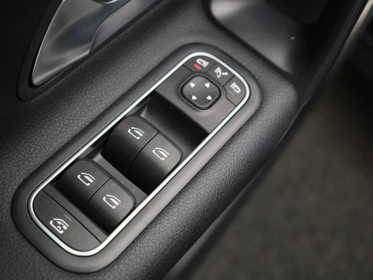 200 Advantage | Apple Carplay / Android Auto | Camera | Parkeersensoren | Cruise Control |