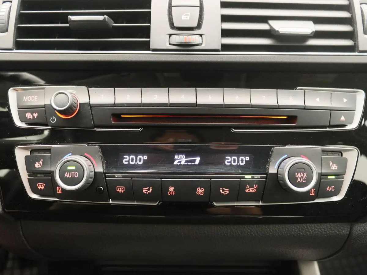 116i Centennial High Executive | Navigatie | Led Verlichting | Stoelverwarming | Climate Control |