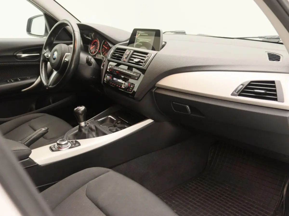 116i Centennial High Executive | Navigatie | Led Verlichting | Stoelverwarming | Climate Control |